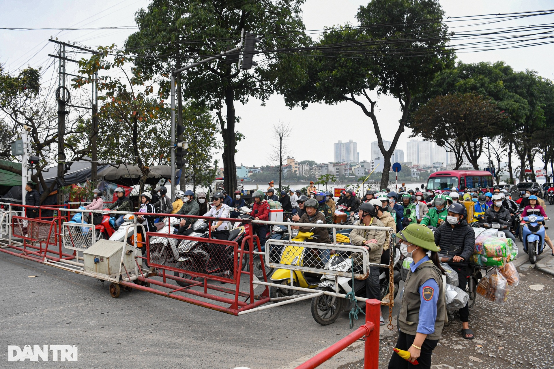 Giỡn mặt tử thần: Chửi nhân viên gác chắn để cố vượt qua đường ray - 11 Giỡn mặt tử thần: Chửi nhân viên gác chắn để cố vượt qua đường ray - 11