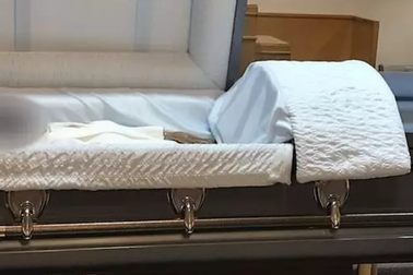 Con trai phát hiện người lạ nằm trong quan tài của mẹ đã khuất