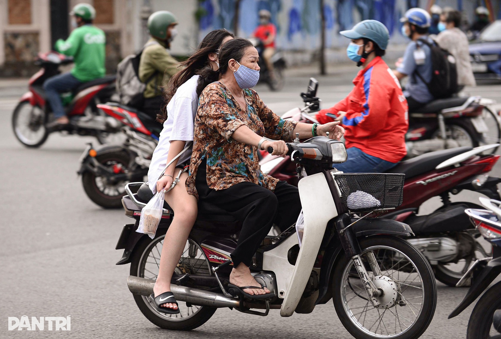 Đủ kiểu vi phạm giao thông trên đường phố TPHCM - 11 Đủ kiểu vi phạm giao thông trên đường phố TPHCM - 11