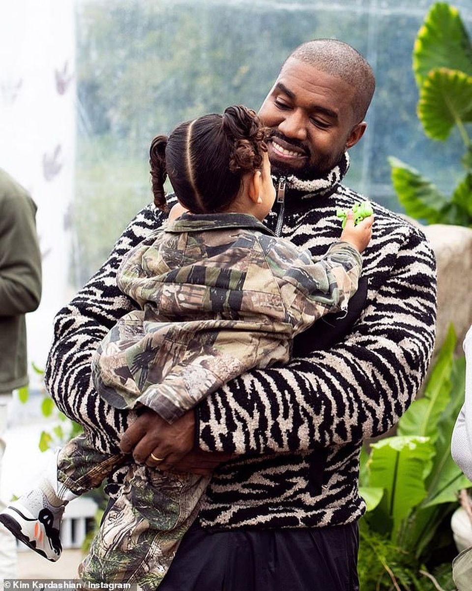 Kim Kardashian hạnh phúc bên chồng con - 9 Kim Kardashian hạnh phúc bên chồng con - 9