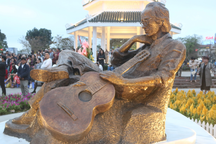 Chiêm ngưỡng tượng cố nhạc sĩ Trịnh Công Sơn bên bờ sông Hương