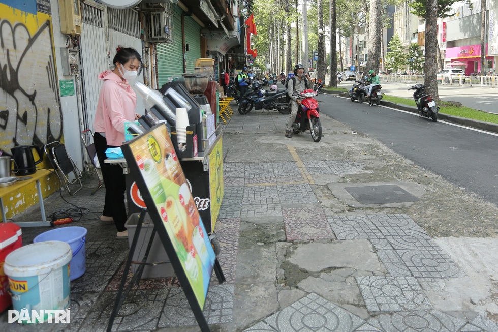 Người dân buôn bán khá hơn sau 5 tháng thuê vỉa hè ở trung tâm TPHCM - 1