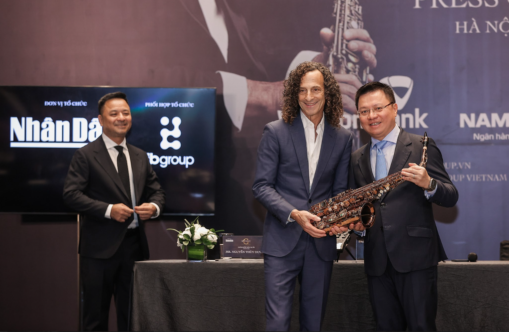 Kenny G tặng kèn saxophone, tích cực tập nói tiếng Việt - 2 Kenny G tặng kèn saxophone, tích cực tập nói tiếng Việt - 2