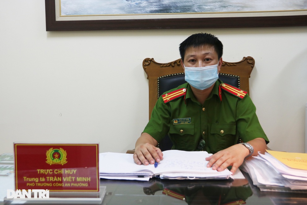 Cận cảnh quá trình Công an Hà Nội cấp giấy đi đường loại mới cho người dân - 2 Cận cảnh quá trình Công an Hà Nội cấp giấy đi đường loại mới cho người dân - 2