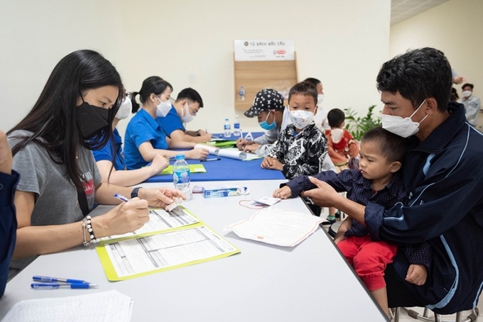 Khám sàng lọc cho các em bị dị tật hàm mặt.
