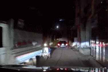 Sốc khoảnh khắc em bé ngã nhào từ trên ghế xe máy ra trước mũi ô tô