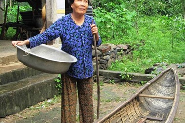 Bà lão mù 20 năm lặn dưới đầm Ô Loan