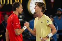 Nối gót Nadal, Á quân Medvedev chia tay Australian Open