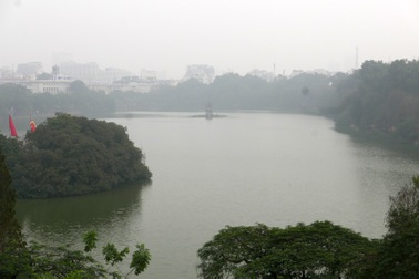 Bầu trời Hà Nội mù mịt, mờ đục bất thường