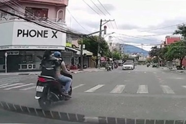 Thanh niên lái SH “3 không” bị người dân ghi hình, gửi CSGT xử phạt