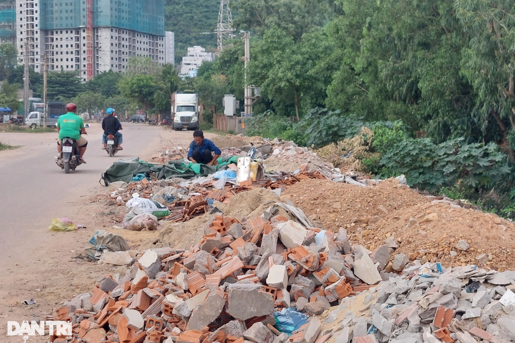Xà bần chất thành núi ngay cổng khu đô thị nghìn tỷ - 2 Xà bần chất thành núi ngay cổng khu đô thị nghìn tỷ - 2