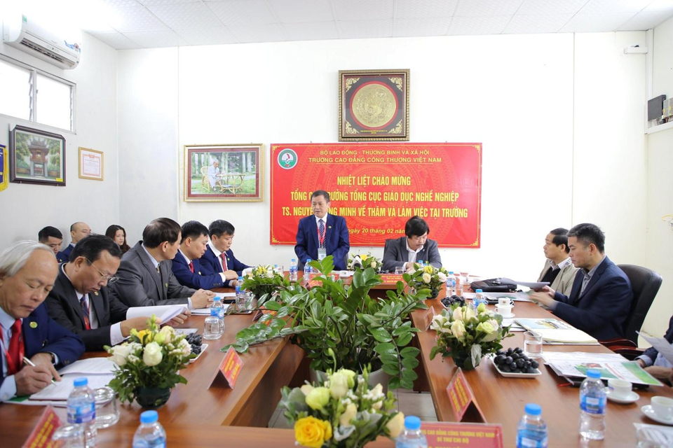 Tổng cục Giáo dục nghề nghiệp đến thăm và làm việc tại Trường Cao đẳng Công thương Việt Nam - 3 Tổng cục Giáo dục nghề nghiệp đến thăm và làm việc tại Trường Cao đẳng Công thương Việt Nam - 3
