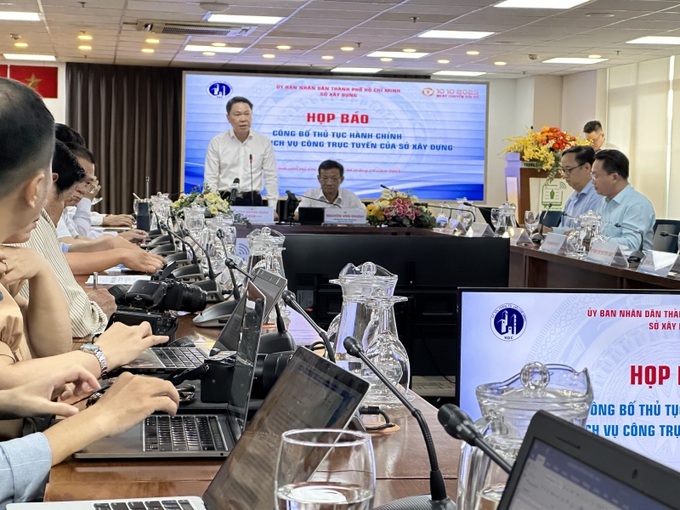 Ông Trần Hoàng Quân, Giám đốc Sở Xây dựng TPHCM cho biết người dân và tổ chức có thể tham gia dịch vụ với nhiều nội dung, nhiều bước riêng lẻ, không nhất thiết phải có chữ ký số hay chứng thực điện tử.