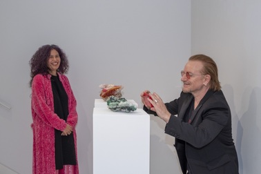 Tia-Thủy Nguyễn lần đầu dùng thủy tinh tái chế cho tác phẩm nghệ thuật