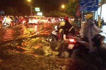 Mưa như trút, Sài Gòn thành "biển nước" mênh mông, ngập chưa từng thấy!