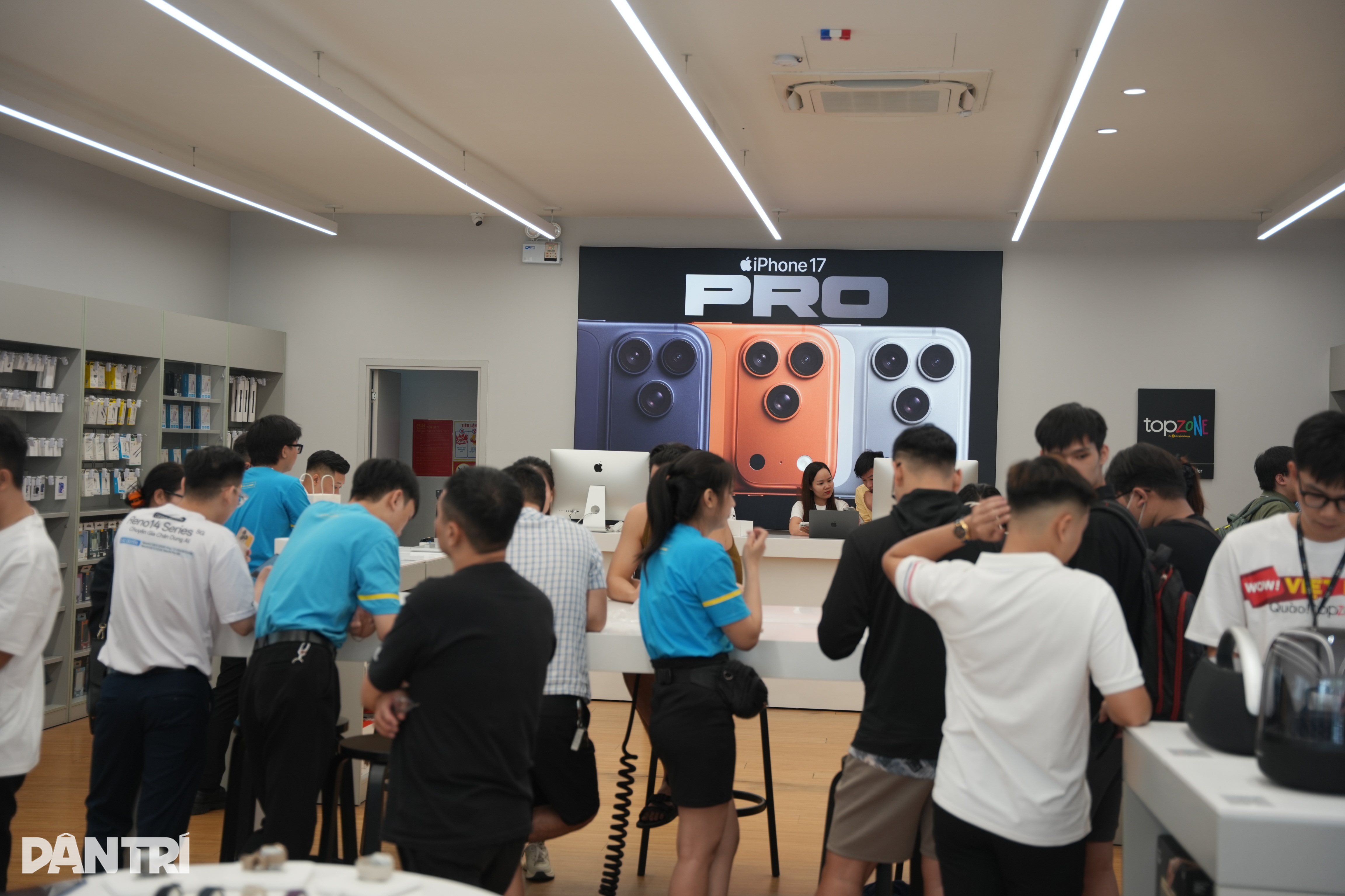Tưởng nhiều người chê, iPhone cam vũ trụ cháy hàng trong ngày đầu mở bán - 1 Tưởng nhiều người chê, iPhone cam vũ trụ cháy hàng trong ngày đầu mở bán - 1
