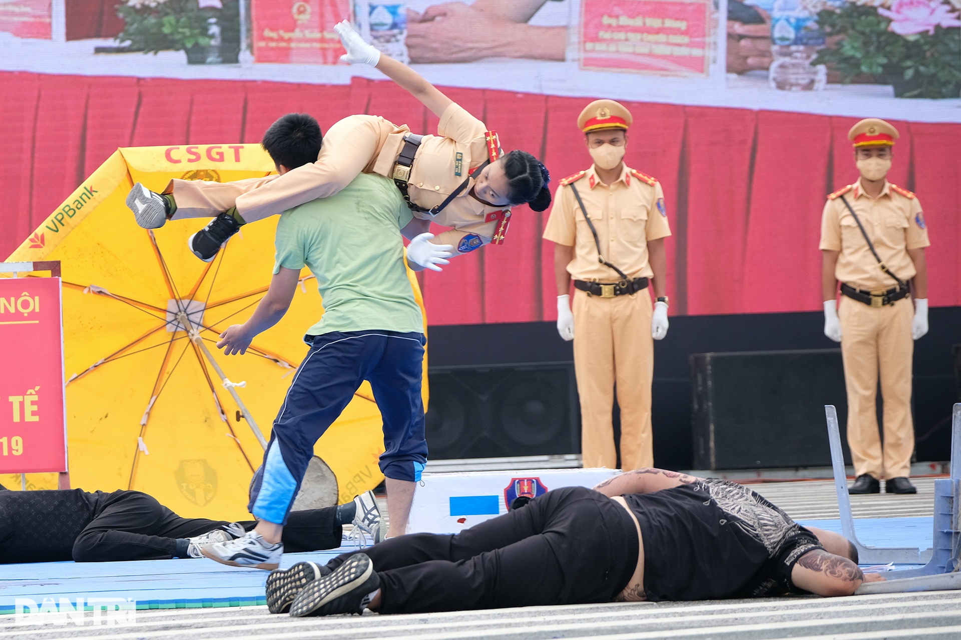 Nữ CSGT biểu diễn võ điêu luyện, trấn áp đối tượng gây rối - 8 Nữ CSGT biểu diễn võ điêu luyện, trấn áp đối tượng gây rối - 8