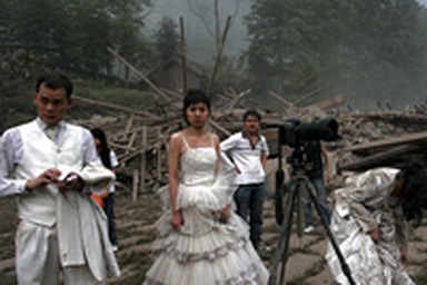 Chụp ảnh cưới trong động đất