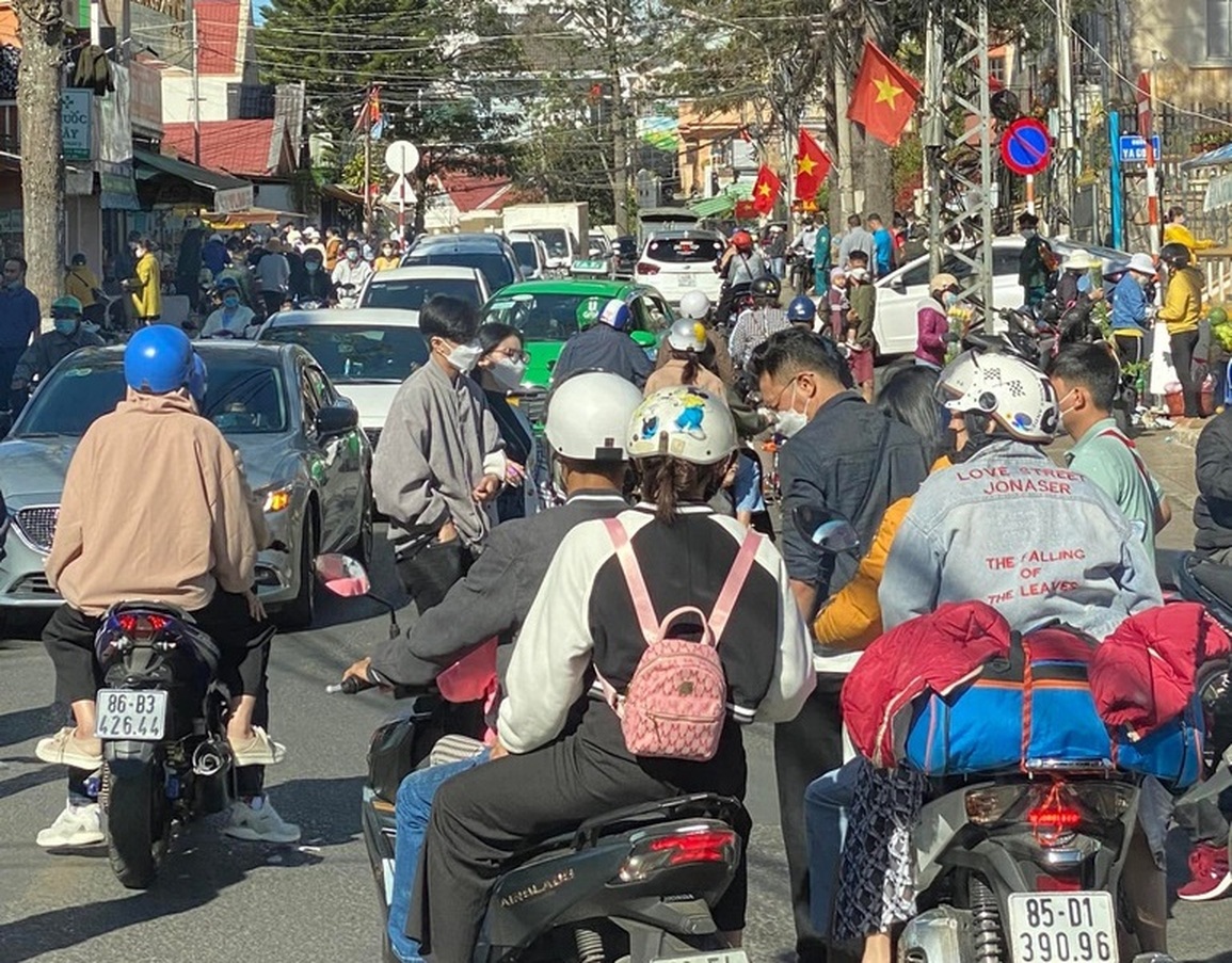 Hết hồn biển người chen chúc ngộp thở tại các điểm du lịch đầu xuân - 1 Hết hồn biển người chen chúc ngộp thở tại các điểm du lịch đầu xuân - 1