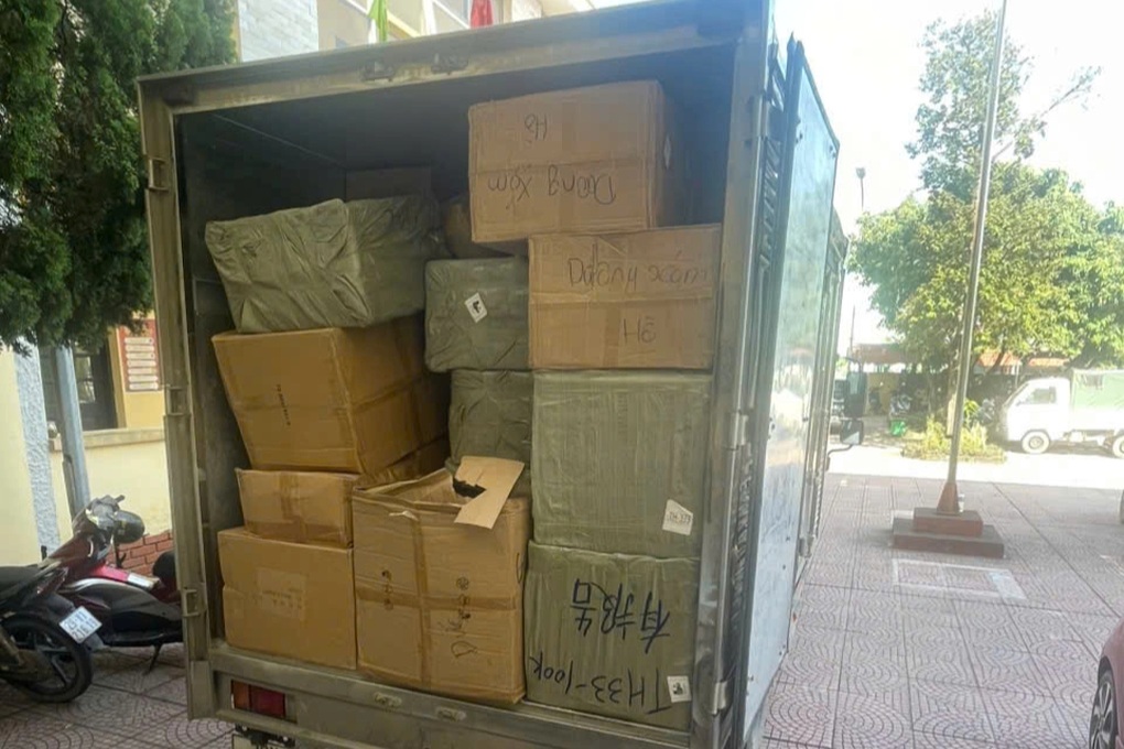 Phát hiện xe tải chở gần 2.000 sản phẩm điện gia dụng không rõ nguồn gốc - 2 Phát hiện xe tải chở gần 2.000 sản phẩm điện gia dụng không rõ nguồn gốc - 2