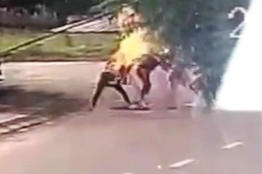 Đánh ghen kinh hoàng, một phụ nữ bị tạt xăng đốt cháy giữa đường