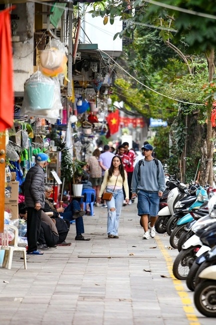 Vỉa hè: Phần nào để đi bộ, phần nào cho thuê?