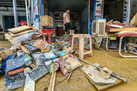 "Gia đình tôi không còn đồ dùng gì nguyên vẹn sau khi nước rút!"