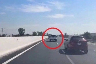 Tài xế xe bán tải luồn lách trên cao tốc bị phạt 5 triệu đồng
