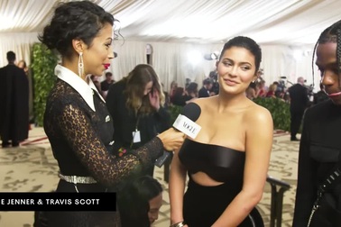 Kylie Jenner khoe đường cong nóng bỏng