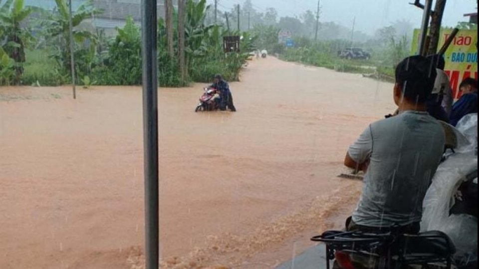 Yên Bái: Mưa lớn gây ngập nhiều nơi, nước cuồn cuộn chảy trên đường - 4 Yên Bái: Mưa lớn gây ngập nhiều nơi, nước cuồn cuộn chảy trên đường - 4