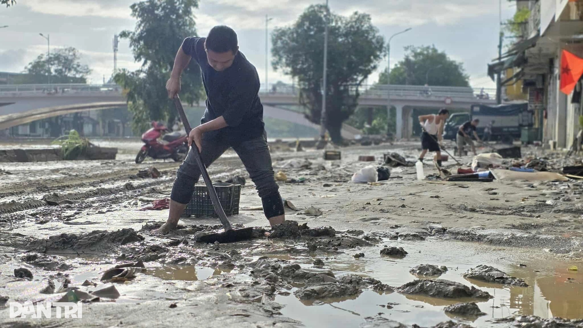 Người dân Huế oằn mình dọn bùn non, rác thải và sửa xe sau lũ - 9 Người dân Huế oằn mình dọn bùn non, rác thải và sửa xe sau lũ - 9