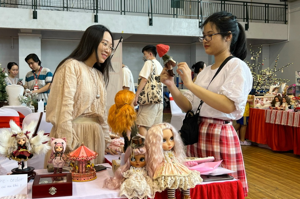 Hàng trăm người đổ xô dự đại tiệc săn đồ tí hon - 4 Hàng trăm người đổ xô dự đại tiệc săn đồ tí hon - 4