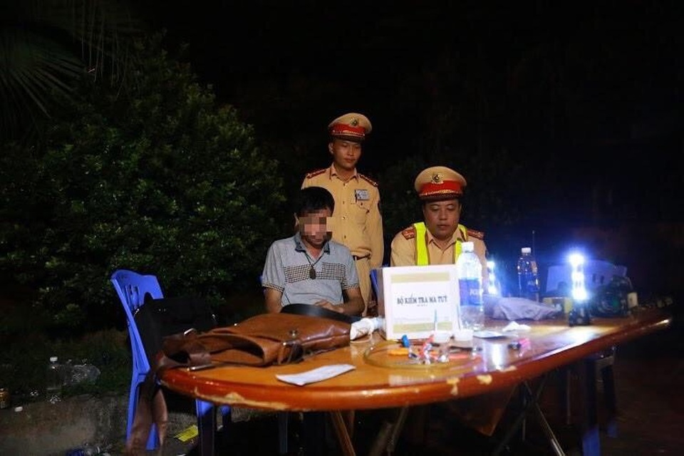 Ba giờ đấu tranh với tài xế vi phạm nồng độ cồn, dương tính với ma túy - 3 Ba giờ đấu tranh với tài xế vi phạm nồng độ cồn, dương tính với ma túy - 3