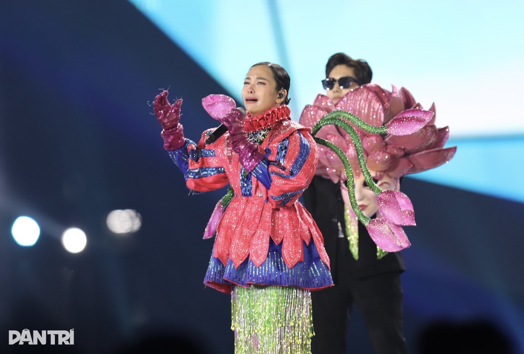 O Sen - Ngọc Mai đăng quang Ca sĩ mặt nạ, khóc nức nở khi tháo lớp hóa trang - 3 O Sen - Ngọc Mai đăng quang Ca sĩ mặt nạ, khóc nức nở khi tháo lớp hóa trang - 3