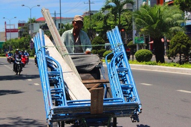 Mướt mồ hôi mưu sinh giữa trời nắng nóng 40 độ C