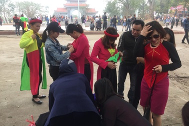 Dịch vụ ăn theo "bung nở" tại Hội Lim