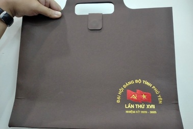 Đà Nẵng tặng sách, Phú Yên tặng cặp giấy cho đại biểu Đại hội Đảng bộ