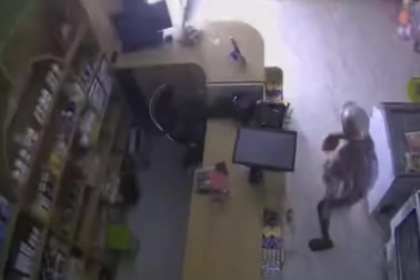 Camera ghi cảnh nhóm người đập cửa kính siêu thị trộm tiền