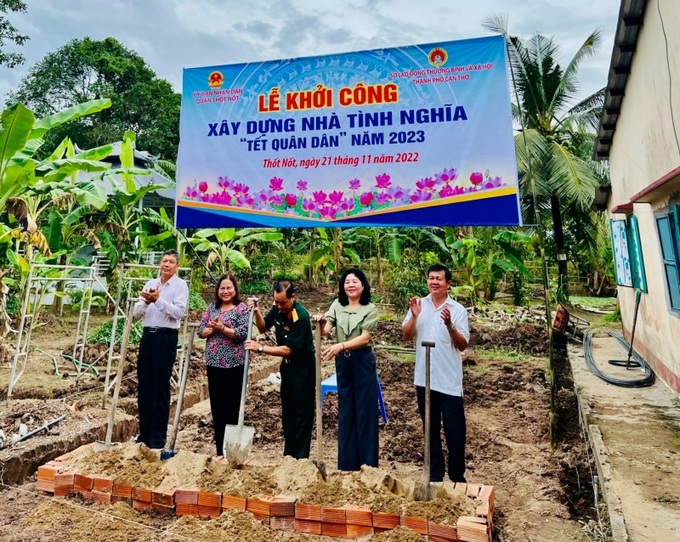 Bà Trần Thị Xuân Mai, Ủy viên UBND, Giám đốc Sở LĐ-TB&XH thành phố Cần thơ (thứ hai từ trái qua phải) tiến hành lễ khởi công xây dựng nhà tình nghĩa cho người có công với cách mạng.