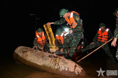 Trục vớt hai quả bom còn ngòi nổ nặng hơn 1.300kg gần cầu Long Biên