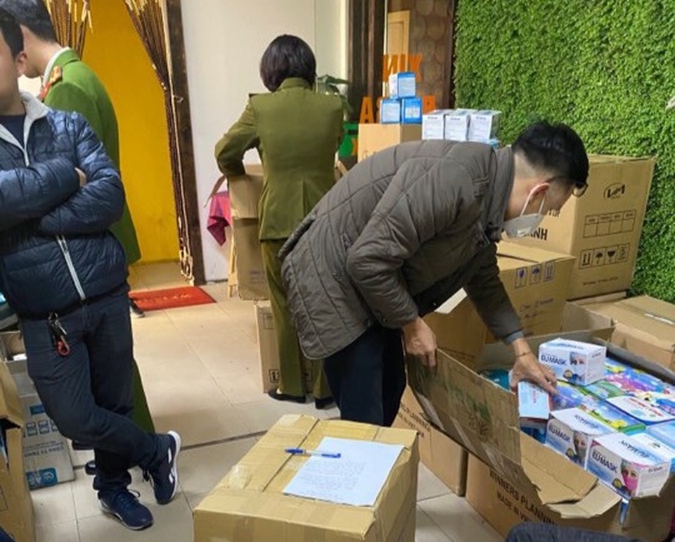 Người đàn ông mua gom 100.000 chiếc khẩu trang y tế để bán kiếm lời - 1 Người đàn ông mua gom 100.000 chiếc khẩu trang y tế để bán kiếm lời - 1