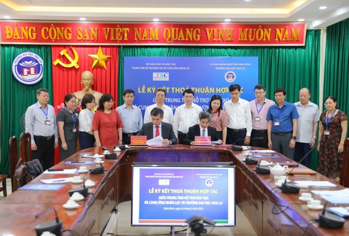 Ông Bùi Văn Linh và Hiệu trưởng Trường Đại học Hoa Lư ký kết thỏa thuận hợp tác sáng 26/5.