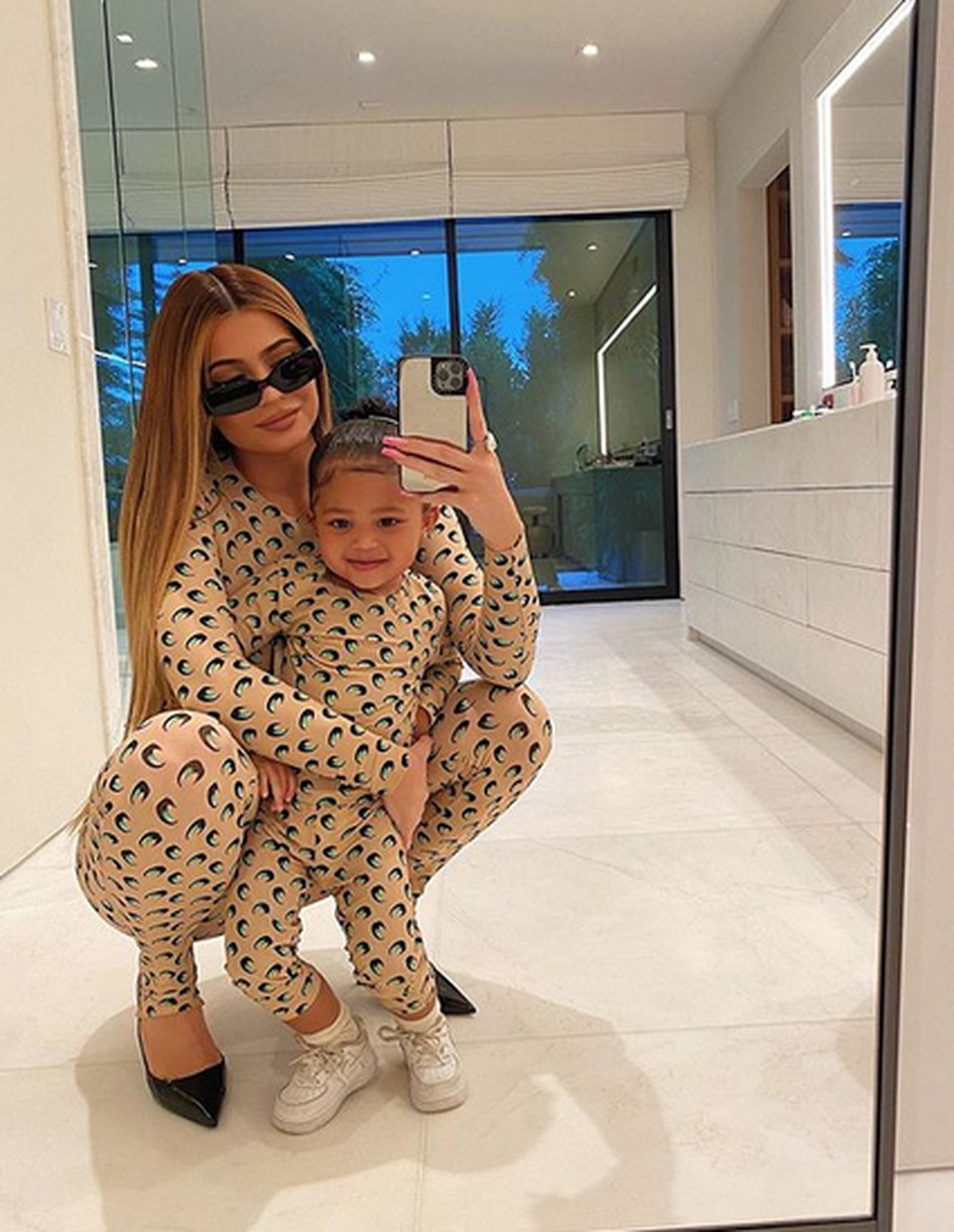 Kylie Jenner gợi cảm đón lễ Phục sinh - 7