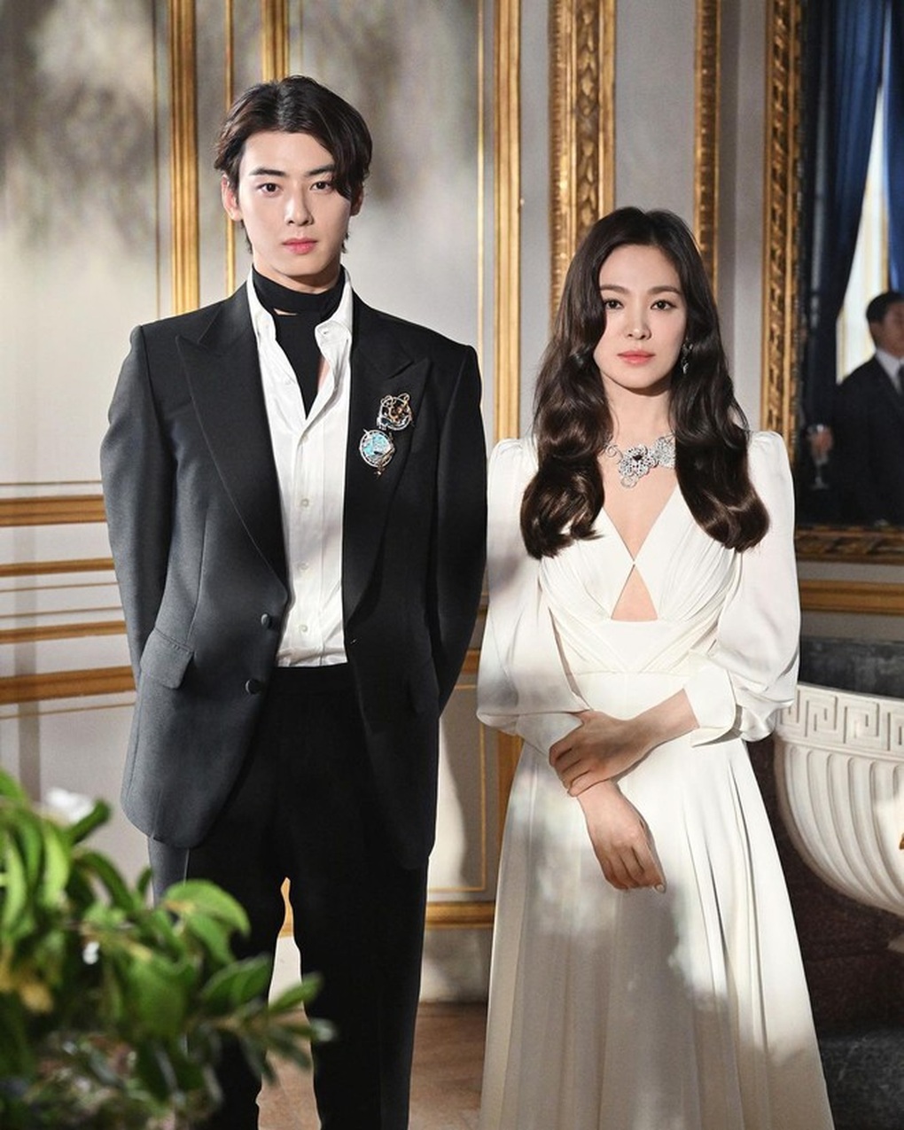Song Hye Kyo chung khung hình với mỹ nam kém 16 tuổi, sắc đẹp gây sốt - 3 Song Hye Kyo chung khung hình với mỹ nam kém 16 tuổi, sắc đẹp gây sốt - 3