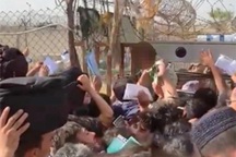 Phụ nữ Afghanistan ném con qua hàng rào sân bay Kabul, van xin trợ giúp
