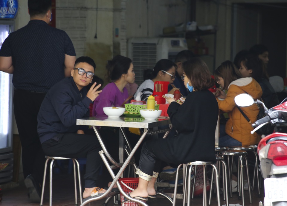 Hàng loạt quán ăn, quán cà phê đông khách trở lại: Ít người đeo khẩu trang - 7 Hàng loạt quán ăn, quán cà phê đông khách trở lại: Ít người đeo khẩu trang - 7