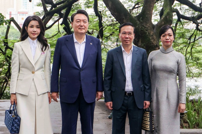 Chủ tịch nước Võ Văn Thưởng và phu nhân Phan Thị Thanh Tâm cùng Tổng thống Hàn Quốc Yoon Suk Yeol và phu nhân Kim Keon-hee chụp ảnh kỷ niệm.