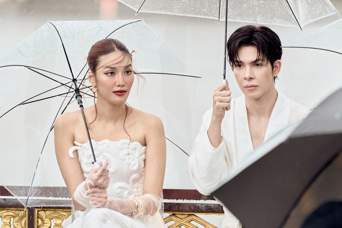 Lan Khuê và dàn sao đội mưa xem trình diễn thời trang trên sông Hương
