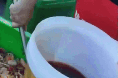 Nhân viên quán lẩu bị ghi cảnh lấy dầu thải ở thùng rác, chủ quán lên tiếng