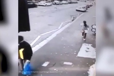 Mải nhìn cô gái sang đường, người đàn ông đâm vào cột điện